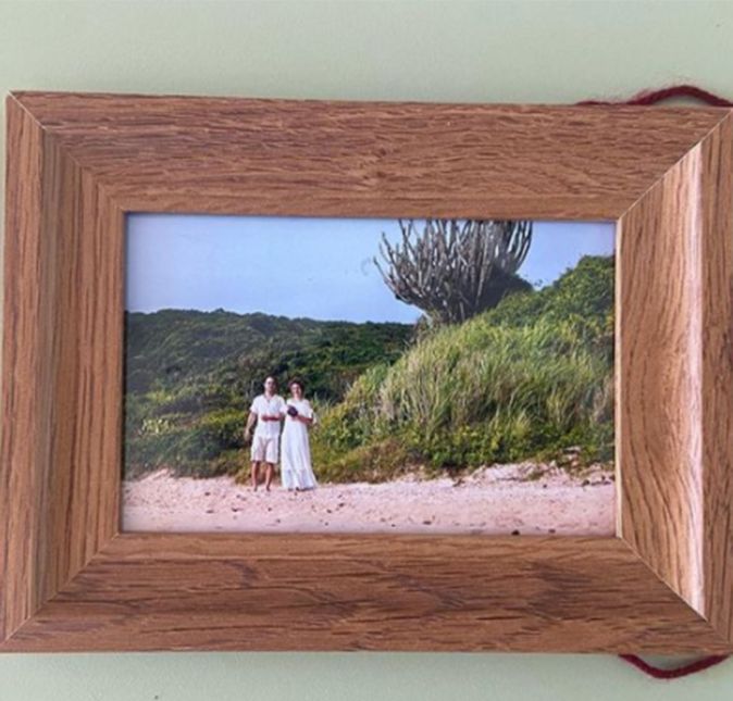 No dia 21 de dezembro de 2021, Leandra Leal celebrou um ano de casada com o cineasta Guilherme Burgos. Para comemorar, a atriz compartilhou uma foto inédia da cerimônia, que ocorreu na Praia do Canto, localizada na cidade de Armação dos Búzios, Rio de Janeiro. A legenda do clique foi apenas: 21/12/2020 - 21/12/2021. Os números combinam. Na época da união, aliás, o colunista Leo Dias informou que pessoas que estavam no local disseram que a cerimônia foi intimista e sem convidados. Na praia, só estavam Leal e Burgos, que estavam juntos há dois anos quando casaram. Aliás, o noivo teria fotografado a noiva e, logo após, posicionado a câmera para que pegasse os dois, quando trocaram as alianças. Em seguida eles teriam mergulhado no mar, onde dividiram o buquê e fizeram um espécie de celebração. Lembrando que eles se conheceram durante as gravações da série Aruanas, da Globo.