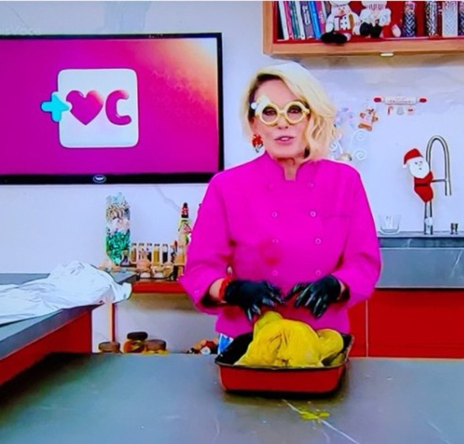Ana Maria Braga massageia peru de Natal durante receita e internautas se divertem com duplo sentido: <i>Não tenho maturidade</i>