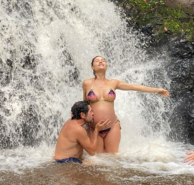 Cantor Daniel curte cachoeira com a família e beija barriga de grávida da esposa: <i>Lavando a alma</i>