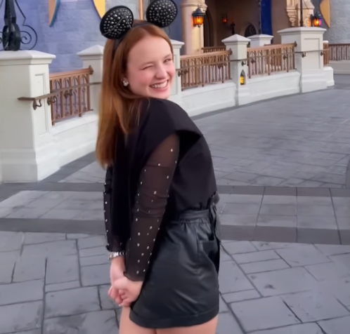 Larissa Manoela passa dia na <i>Disney</i> e parque é aberto especialmente para a atriz