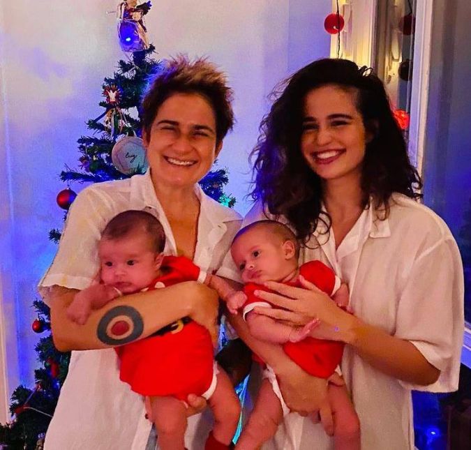 Não tem como negar que algumas mamães famosas fazem sucesso nas redes sociais ao publicarem momentos ao lado de seus pequenos e também dando algumas dicas sobre como é de fato ser mãe. Nanda Costa, por exemplo, foi bem honesta e falou sobre o trabalho que é cuidar de gêmeas. A artista deu à luz Kim e Tiê em outubro de 2021 e relembrou o período em que buscava nas redes sociais referências e vivências da maternidade, que nada se comparam com o que vive hoje ao lado da esposa, Lan Lanh. Passando aqui pra dizer que estou amando ser mãe, melhor coisa, meu maior trabalho. Nunca trabalhei tanto. Mas acho que é meu maior trabalho. Acho que tudo que a gente faz com amor é lindo e aqui é amor dobrado. A gente está feliz demais com as meninas, duas benções, duas princesas, são super parceiras, mas dá trabalho mesmo, porque são duas pessoas. Elas são muito diferentes, são lindas, mas estou compartilhando, já que sempre fui tão verdadeira nos meus Stories sempre mostrando a realidade e eu acho que hoje em dia tem mais gente falando sobre maternidade real do que antigamente. Quando fiquei grávida ou tinha desejo sempre apareciam Stories e Reels sobre bebês sempre lindos, fofinhos e maravilhosos, e eu sonhando com aquilo. Chegaram minhas filhas que eu desejei tanto. E chegou uma parte que eu não via tanto, que é essa, do trabalho. Dá trabalho, mesmo! Maravilhoso, não abriria mão de nenhuma das duas, veio o presente que eu queria, mas é um trabalho!  Veja, a seguir, outras mamães famosas que falam sobre os filhos e adoram dar dicas sobre maternidade!