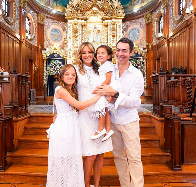 Ticiane Pinheiro e o jornalista César Tralli batizaram a filha Manuella, de dois anos de idade, e compartilharam o momento com os seguidores. Dia especial, celebrou. A cerimônia foi ministrada apenas para a família pelo padre Michelino Roberto, e a avô, Helô Pinheiro, não escondeu a emoção. Hoje, um dia abençoado na realização do batizado da nossa netinha Manu, que recebeu a graça cheia de graça. Que Deus a proteja sempre, escreveu a vovó-coruja.
