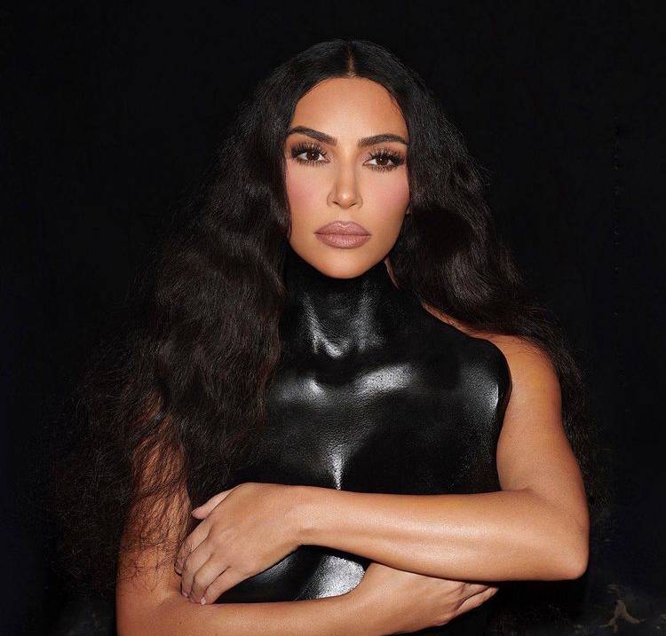 Kim Kardashian exibe carrão que ganhou de presente da mãe