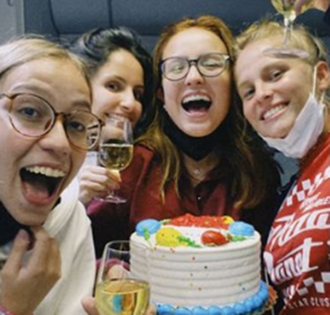 Larissa Manoela comemora aniversário dentro de avião com amigas: <i>Isso vai ficar marcado</i>