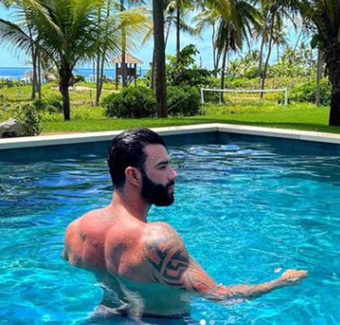 Gusttavo Lima exibe músculos em piscina e Andressa Suita comenta clique com <i>emoji</i> de carinha apaixonada