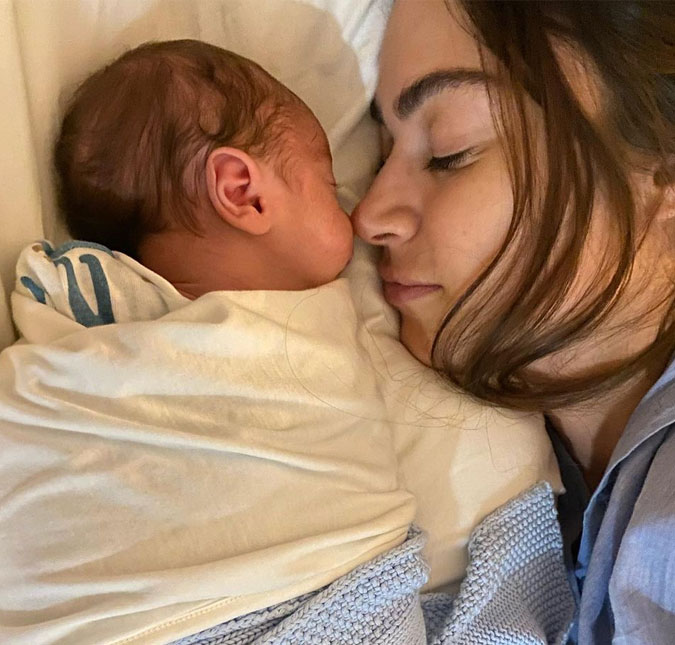 Thaila Ayala faz bolo para comemorar primeiro mês de vida do filho