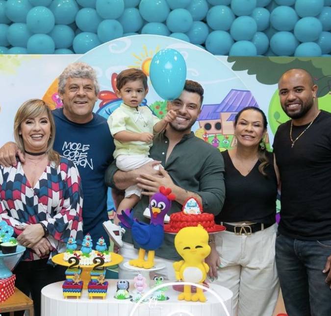 Mãe de Marília Mendonça posta foto com Murilo Huff: <I>Essa é a família que Deus designou pra cuidar do Léo</i>