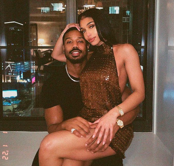 Lori Harvey, namorada de Michael B. Jordan, deixou os fãs do astro de Creed e Pantera Negra com a pulga atrás da orelha. Isso porque a filha do apresentador de TV Steve Harvey compartilhou um vídeo de réveillon nos Stories em que o casal aparece diante do espelho. No entanto, a legenda não passou despercebida pelos seguidores: babbydaddy, em português papai do bebê. O registro foi logo apagado, mas não a tempo dos fãs tirarem um print. Muito bem, muito bem, então o Michael B Jordan e a Lori vão ter um bebê ou não?, questionou uma internauta no Twitter. Não sei como continuar viva com o Michael B. Jordan pai, brincou outra.
