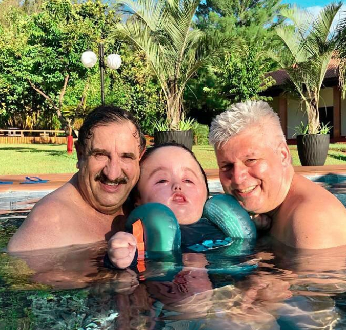 Ratinho curte férias na piscina e posta foto rara com o neto