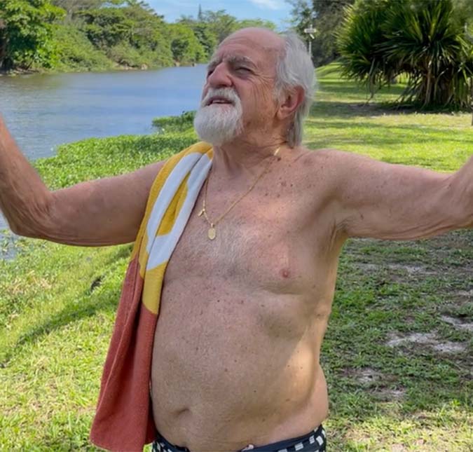 Ary Fontoura aparece só de sunga em vídeo bem humorado: -<i>Dá uma olhadinha nesse shape 2022</i>