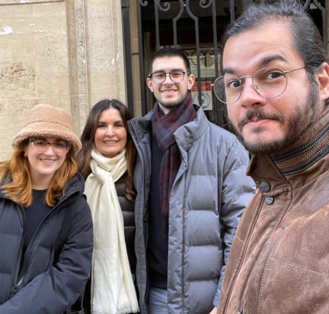 Passeando por Paris, Fátima Bernardes posa na frente da Universidade que o filho estuda