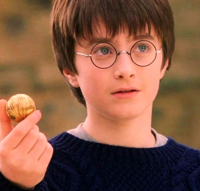 Harry Potter conquistou uma legião de fãs com os livros e, posteriormente, os filmes da franquia. A primeira adaptação para os cinemas foi lançada em 2001 e dez anos depois, em 2011, os fãs tiveram que dizer adeus ao bruxinho nas telonas com o longa Harry Potter e as Relíquias da Morte: Parte 2. E é claro que teríamos diversas curiosidades sobre os atores e a história nesse meio tempo, não é? Por exemplo, para comemorar 20 anos da saga, a HBO Max reuniu o elenco no especial De Volta a Hogwarts, nele, o diretor dos dois primeiros longas, Chris Columbus, revelou qual cena foi a mais difícil de ser filmada. Spoiler: tem um pomo de ouro envolvido! O jogo de Quadribol pode ter acontecido como em um passe de mágica para os telespectadores, mas na prática foi uma verdadeiro quebra-cabeça. Afinal, como transformar um esporte mágico em algo que parecesse real mesmo sendo inexistente? Para isso, ele precisou da ajuda da autora da saga, J.K. Rowling: A cena mais difícil de filmar foi o Quadribol. E o público tinha que entender as regras imediatamente. Então, Jo Rowling basicamente fez um livro de regras para nós, um livro de regras de Quadribol, explicando cada detalhe do jogo. Então Stuart Craig, nosso designer de produção, projetou o visual do arremesso e realmente criou um tom que parecia autêntico e real para um jogo que é completamente irreal. Baita desafio, hein! A seguir, veja mais fatos curiosos sobre a saga! Harry Potter conquistou uma legião de fãs com os livros e, posteriormente, os filmes da franquia. A primeira adaptação para os cinemas foi lançada em 2001 e dez anos depois, em 2011, os fãs tiveram que dizer adeus ao bruxinho nas telonas com o longa Harry Potter e as Relíquias da Morte: Parte 2. E é claro que teríamos diversas curiosidades sobre os atores e a história nesse meio tempo, não é? Por exemplo, para comemorar 20 anos da saga, a HBO Max reuniu o elenco no especial De Volta a Hogwarts, nele, o diretor dos dois primeiros longas, Chris Columbus, revelou qual cena foi a mais difícil de ser filmada. Spoiler: tem um pomo de ouro envolvido! O jogo de Quadribol pode ter acontecido como em um passe de mágica para os telespectadores, mas na prática foi uma verdadeiro quebra-cabeça. Afinal, como transformar um esporte mágico em algo que parecesse real mesmo sendo inexistente? Para isso, ele precisou da ajuda da autora da saga, J.K. Rowling: A cena mais difícil de filmar foi o Quadribol. E o público tinha que entender as regras imediatamente. Então, Jo Rowling basicamente fez um livro de regras para nós, um livro de regras de Quadribol, explicando cada detalhe do jogo. Então Stuart Craig, nosso designer de produção, projetou o visual do arremesso e realmente criou um tom que parecia autêntico e real para um jogo que é completamente irreal. Baita desafio, hein! A seguir, veja mais fatos curiosos sobre a saga!