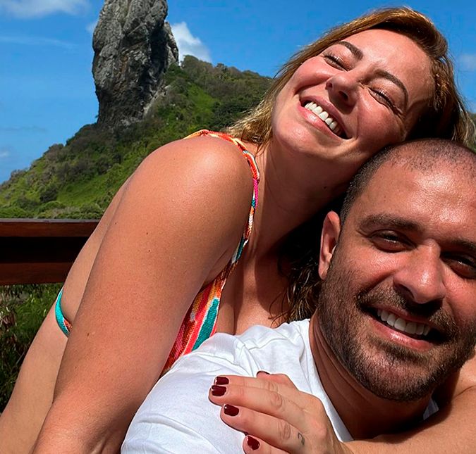 Os pombinhos aproveitaram para passar os primeiros dias de 2022 em Fernando de Noronha e esbanjaram clima de romance. Nas redes sociais, Diogo postou um clique deles abraçadinhos, e brincou: Vamos para onde tudo pode acontecer, inclusive nada. Paolla não perdeu a oportunidade e escreveu: Tem jeito de acontecer nada, minha gente?. Os pombinhos aproveitaram para passar os primeiros dias de 2022 em Fernando de Noronha e esbanjaram clima de romance. Nas redes sociais, Diogo postou um clique deles abraçadinhos, e brincou: Vamos para onde tudo pode acontecer, inclusive nada. Paolla não perdeu a oportunidade e escreveu: Tem jeito de acontecer nada, minha gente?.