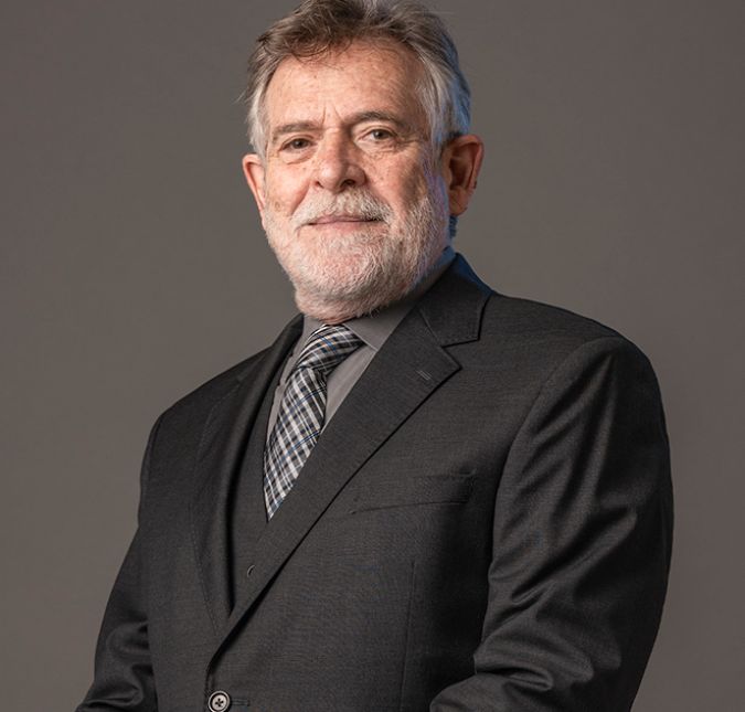 José de Abreu testou positivo para o vírus no dia 1 de março de 2022 e apresentou sintomas leves. Nas redes sociais, o ator informou que está vacinado com três doses, tranquilizando os fãs: Testei positivo: apenas coriza e uma leve dor de garganta. Três vacinas. Duas Coronavac e uma Pfizer. Vacinas salvam vidas! Sou do grupo de risco. Abreu realizou o teste em Lisboa, Portugal, onde vive atualmente com a esposa, Carol Junger, após cuidar por três dias da moça, que já havia testado positivo para o coronavírus.