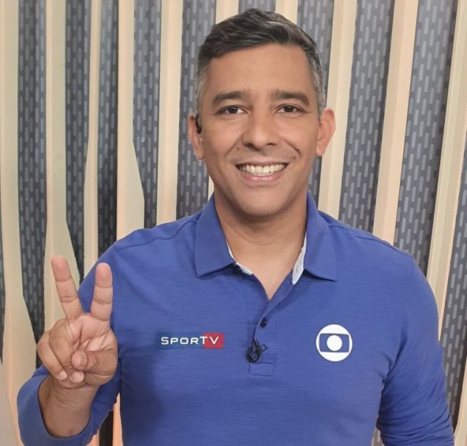 Rodrigo Raposo, narrador na TV Globo por 15 anos, anunciou através das redes sociais que está deixando a emissora. O profissional é bastante conhecido na região nordeste do país. É duro. Triste. Difícil. Mas depois de 15 anos, deixo a Globo. Entrei em 2007 como estagiário, fui repórter, era apresentador, editor e também narrador. Tenho muita fé em Deus! Não vivo sem ela. Sei que o futuro me reserva boas coisas! Assim que esfriar, falo mais de minha saída, lamentou.