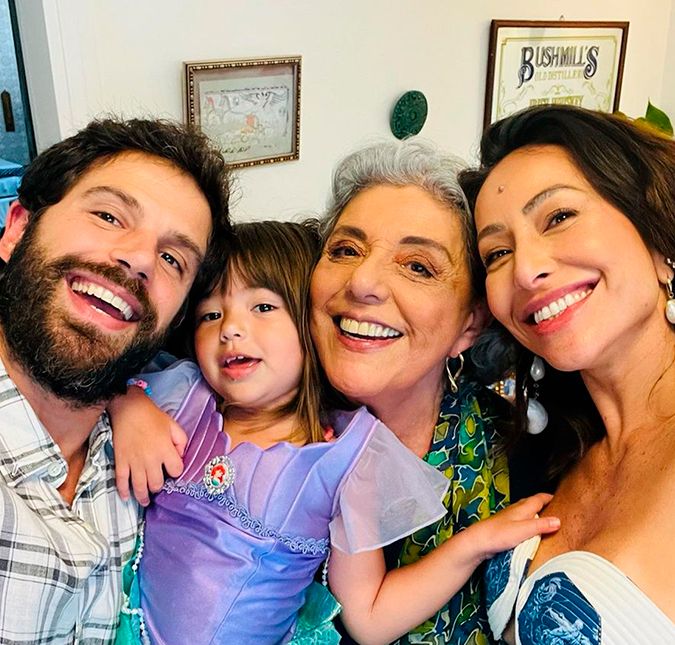 Leda Nagle completou 71 anos de idade, no dia 5 de janeiro, e aproveitou para passar o tempo agarradinha com o filho, Duda Nagle, a nora, Sabrina Sato, e a netinha, Zoe. Na publicação, a jornalista escreveu: Parabéns pra mim! Aniversário perfeito com meus queridos. O filhão também se declarou: Feliz aniversário minha mamãe querida! Te amamos.