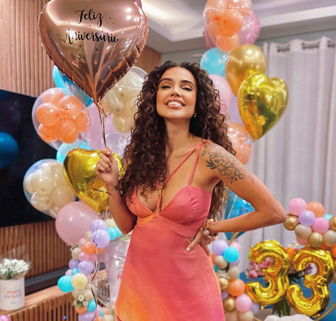 Grávida, Paula Amorim comemora aniversário e relembra suas conquistas no último ano: <i>Ganhei um reality, noivei e agora estou realizando um dos meus maiores sonhos</i>