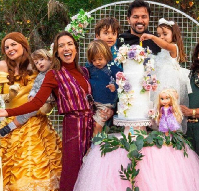 Recentemente, a família preparou uma festa luxuosa em comemoração ao aniversário da pequena Jane, de quatro anos de idade. Ao lado do pai, da mãe e dos irmãos, a menina apareceu se divertindo com algumas princesas dos contos de fadas. Jane, minha linda! Toda independente, ama aprender. Inteligente, dá um nó na gente. Cheia de charme, divertida, não passa despercebida. Não gosta de errar, organizada, muito delicada. Irmã cuidadosa, filha amorosa, coração generoso tão maravilhoso. Quatro anos que minha menininha chegou e alegrou ainda mais nossa família. Te amo filha muito amada., escreveu Patricia. Fofos, né?! Recentemente, a família preparou uma festa luxuosa em comemoração ao aniversário da pequena Jane, de quatro anos de idade. Ao lado do pai, da mãe e dos irmãos, a menina apareceu se divertindo com algumas princesas dos contos de fadas. Jane, minha linda! Toda independente, ama aprender. Inteligente, dá um nó na gente. Cheia de charme, divertida, não passa despercebida. Não gosta de errar, organizada, muito delicada. Irmã cuidadosa, filha amorosa, coração generoso tão maravilhoso. Quatro anos que minha menininha chegou e alegrou ainda mais nossa família. Te amo filha muito amada., escreveu Patricia. Fofos, né?!