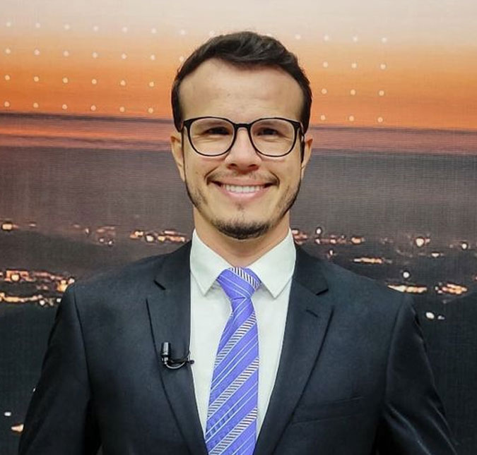 Apresentador do <I>SBT</i> fala sobre recuperação após desmaiar ao vivo: <i>Sigo no hospital</i>