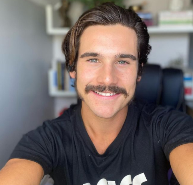 Nicolas Prattes dá mais detalhes sobre a atuação em inglês que vai fazer na série <I>Rio Connection</i>