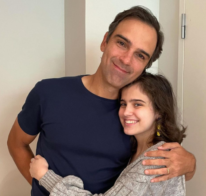 Filha de Tadeu Schmidt diz ser <I>queer</i> nas redes sociais, entenda!