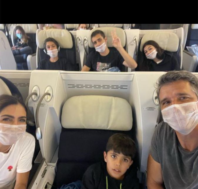 Márcio Garcia, é outro famoso que pode falar sobre o assunto com propriedade. Ao lado da esposa, Andrea Santa Rosa, ele é pai do pequenos Pedro, Nina, Felipe e João. Eles encantaram, aliás, ao viajarem para Paris juntos de férias. Com uma foto no avião, o apresentador mostrou a família completa e escreveu na legenda da foto do Instagram: E lá vai o bonde da família Garcia! Que Deus nos acompanhe e nos guarde. Paris, aí vamos nós!! Mando notícias… #ferias #familiagarcia.