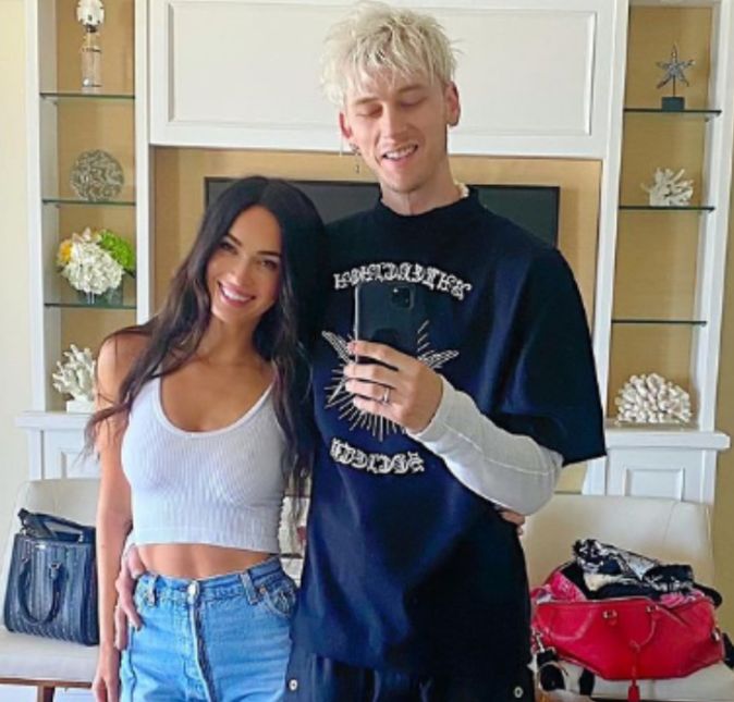 Megan Fox recebeu em 2022 um pedido de casamento de Machine Gun Kelly acompanhado de um anel avaliado em cerca de 413 mil reais. Uau, né!? Mas não foi só isso... depois de receber a aliança, a atriz ainda decidiu selar a união com o amado com sangue. Nossa, gente! Mas eles não foram os únicos a terem pedidos de casamento inusitados e para lá de criativos. Megan Fox recebeu em 2022 um pedido de casamento de Machine Gun Kelly acompanhado de um anel avaliado em cerca de 413 mil reais. Uau, né!? Mas não foi só isso... depois de receber a aliança, a atriz ainda decidiu selar a união com o amado com sangue. Nossa, gente! Mas eles não foram os únicos a terem pedidos de casamento inusitados e para lá de criativos.