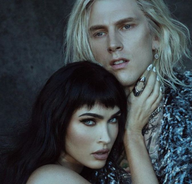 Pacto de sangue? Amor além da vida? Ao que parece, o casal acredita em tudo isto e muito mais. Em janeiro de 2022, a atriz da franquia Transformers causou reboliço na internet ao divulgar que fez um ritual para lá de diferentão com o cantor quando ficaram noivos: um bebeu o sangue do outro. Desde então, a galera vem se perguntando como aconteceu... foi uma taça inteira ou apenas furaram o dedinho? Ao Daily Mail, ela explicou: Olha, acho que beber o sangue um do outro pode ter confundido as pessoas e feito com que elas nos viessem com cálices, como se fossem personagens de Game of Thrones, bebendo sangue um do outro. Foram apenas algumas gotinhas, mas sim, consumimos o sangue um do outro na ocasião para propósitos ritualísticos apenas. Eu leio cartas de tarô, curto astrologia e faço todas essas práticas metafísicas e meditação. E eu faço rituais na lua nova e na lua cheia e todo esse tipo de coisa. E tipo, quando faço isso, é como uma passagem, tem um propósito. É tudo controlado, eu disse: vamos pegar umas gotinhas de sangue e beber. Fox ainda brincou com o fato de Kelly ser exagerado: É ele que está disposto a abrir o peito com vidro quebrado falando: leve a minha alma.. Ui!