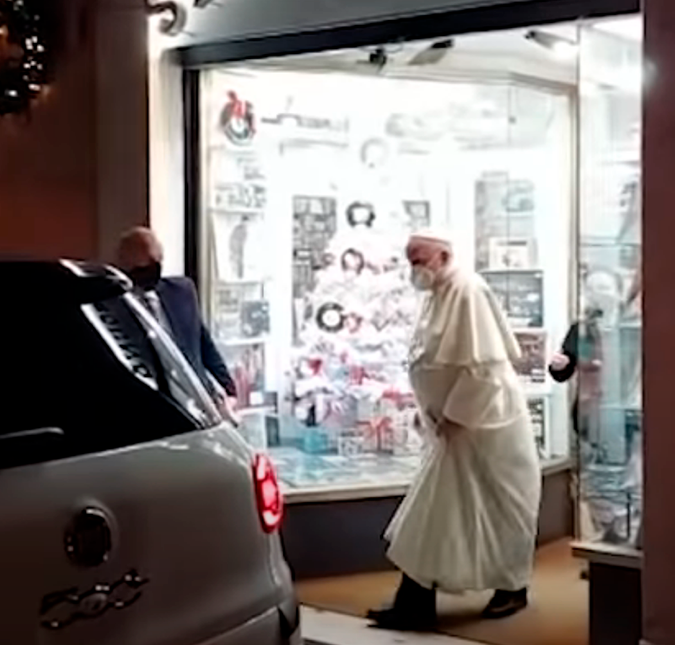 Papa Francisco é flagrado comprando disco de vinil em Roma; veja!