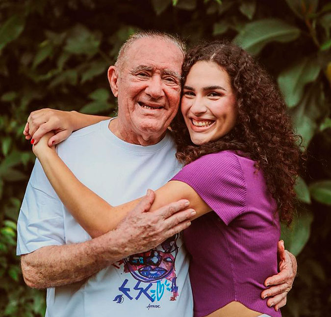 Renato Aragão ganha homenagem da filha em seu aniversário: <I>Que honra poder ter meu pai e meu maior ídolo por perto</i>