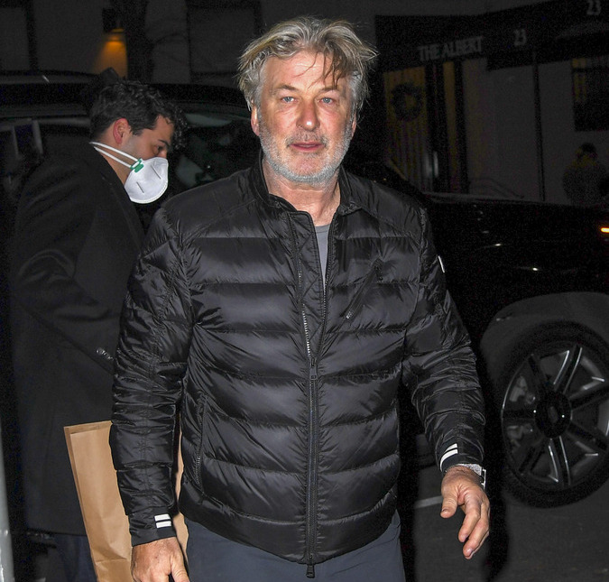 Alec Baldwin desrespeita mandato e não entrega celular para investigação de morte no <i>set</i> de <i>Rust</i>