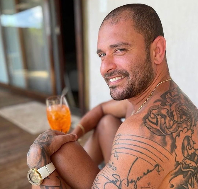 Diogo Nogueira compartilha clique sem camisa e Paolla Oliveira comenta: <i>Fica fácil para a fotógrafa</i>