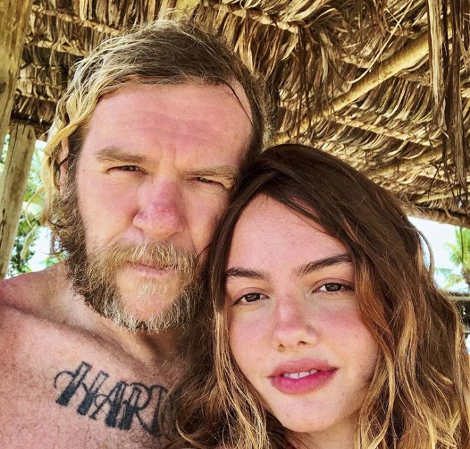 Segundo o Extra, o cantor Otto e Lavinia possuem uma diferença de idade de 29 anos, mas não parecem estar nem um pouco incomodados com isso! Em uma foto do casal publicada pela atriz, ela escreveu: Faz sol no meu coração.