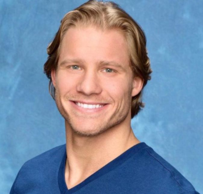 Morreu no dia 11 de janeiro, mas só chegou ao público no dia 14 de janeiro, que Clint Artlis não estaria mais entre nos. O artista de apenas 34 anos de idade ficou conhecido por participar da décima primeira temporada do reality show The Bachelorette e infelizmente quem deu a notícia de sua morte foi sua irmã e sua família por meio das redes sociais. É com grande tristeza que informo que minha família perdeu meu melhor amigo e irmão mais velho, Clint, na manhã do dia 11 de janeiro. Por favor, respeitem a privacidade de nossa família enquanto tentamos lidar com essa grande perda. A irmã de Clint não quis dar mais detalhes sobre a causa da morte do artista e Nick Viall, que integrou a equipe do reality show comentou no Twitter: Acabei de ouvir sobre a morte de Clint Arlis. Eu tive a chance de conhecê-lo um pouco depois do nosso tempo na temporada do reality e eu sempre gostei das nossas conversas. Foi levado deste mundo muito cedo.