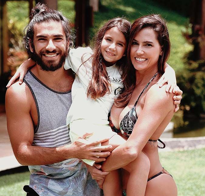 Deborah Secco compartilha novo visual de Maria Flor: Minha ruiva veio aí Maria Flor, de 8 anos de idade, é fruto do relacionamento da atriz com Hugo Moura