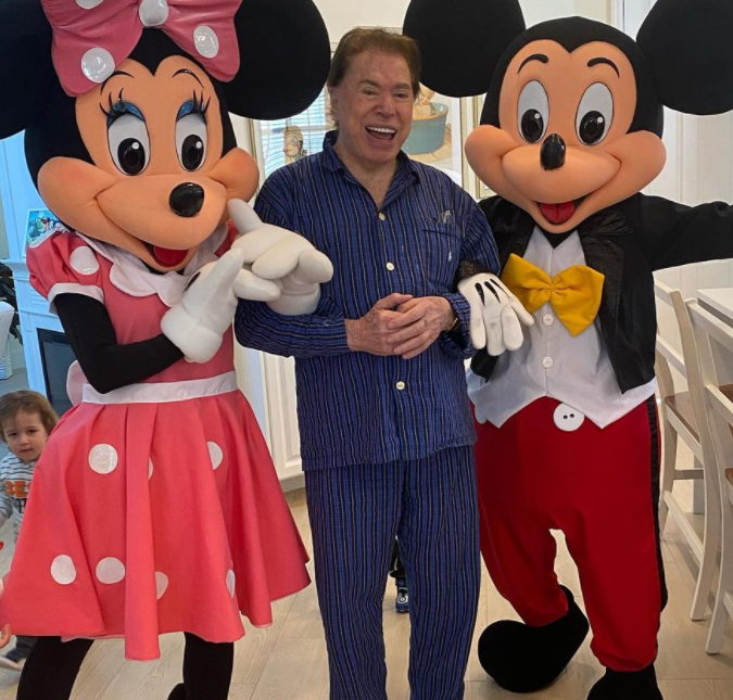 Silvio Santos se diverte em café da manhã temático junto com os netos