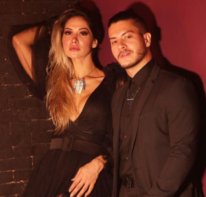 Mas antes de viverem em paz, o casal trocou altas alfinetadas porque Maíra Cardi descobriu uma quantidade enorme de pessoas com quem Arthur, campeão do BBB22 teria se envolvido durante o casamento deles, e claro, decidiu romper. Mas tempos depois eles voltaram e estão aí firmes e fortes. Inclusive, a relação voltou tão quente que a coach revelou no canal do Youtube de Matheus Mazzafera que os pombinhos já fizeram amor 11 vezes no mesmo dia. Eita Mas antes de viverem em paz, o casal trocou altas alfinetadas porque Maíra Cardi descobriu uma quantidade enorme de pessoas com quem Arthur, campeão do BBB22 teria se envolvido durante o casamento deles, e claro, decidiu romper. Mas tempos depois eles voltaram e estão aí firmes e fortes. Inclusive, a relação voltou tão quente que a coach revelou no canal do Youtube de Matheus Mazzafera que os pombinhos já fizeram amor 11 vezes no mesmo dia. Eita