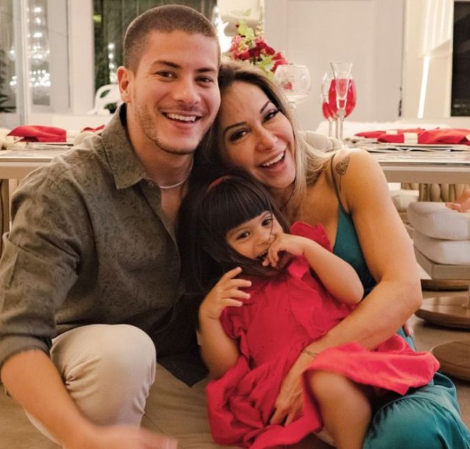 Maíra Cardi e Arthur Aguiar podem ser considerados um dos casais mais apaixonados das redes sociais, afinal, em pouquíssimo tempo de relação os dois passaram a trocar declarações apaixonantes na web, além de publicarem fotos para lá de românticas e até oficializarem a união em um casamento surpresa e serem papais da pequena Sophia! Que por sinal, olha que lindíssima essa criança. A seguir, confira os melhores momentos do casal.