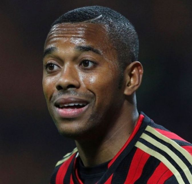Robinho que ficou extremamente conhecido no Brasil por ser um jogador de futebol do Santos e dividir altos momentos com Neymar Jr. acabou arrumando uma dor de cabeça para chamar de sua. O jogador de futebol que também ficou conhecido no Milan foi condenado a nove anos em última instância por um estupro coletivo, na Itália. Segundo o Metrópoles, a Justiça da Itália pode pedir a extradição do jogador e ele corre o risco de cumprir a pena no Brasil. Eita! Robinho que ficou extremamente conhecido no Brasil por ser um jogador de futebol do Santos e dividir altos momentos com Neymar Jr. acabou arrumando uma dor de cabeça para chamar de sua. O jogador de futebol que também ficou conhecido no Milan foi condenado a nove anos em última instância por um estupro coletivo, na Itália. Segundo o Metrópoles, a Justiça da Itália pode pedir a extradição do jogador e ele corre o risco de cumprir a pena no Brasil. Eita!