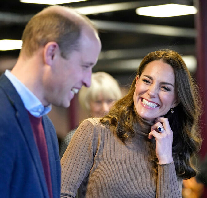 Kate Middleton e príncipe William participam de evento em Bahamas com chuva forte