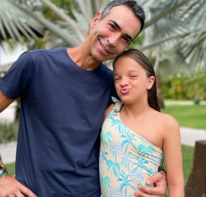 O termômetro da fofura explodiu! César Tralli estava de férias e aproveitou os momentos de folga para posar com a enteada Rafaella Justus, filha de Ticiane Pinheiro com Roberto Justus. Na legenda da foto publicada nas redes sociais, ele escreveu: Felicidade Dupla. Pelo breve período de férias. E por ter…ELA junto de nós. Muuuiittooo amor por essa biscoita. Oito anos já que tenho o privilégio de estar ao seu lado. Um PAIdrasto realizadíssimo. @rafapinheirojustus @ticipinheiro. Tici, é claro, se derreteu pela duplar: Wow Amo demais vocês! Feliz de proporcionar a ela um paidrasto tão especial. Sorte a nossa!. E Rafinha também se derreteu pelo jornalista: Tenho muita sorte de ter você em minha vida! Te amo te amo te amo.