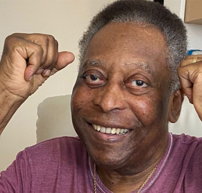Em tratamento de um tumor de cólon, Pelé deixou o hospital no dia 20 de janeiro, após uma rápida internação para dar sequência ao tratamento do tumor de cólon, informou o hospital Albert Einstein ao jornal O Globo. Edson Arantes do Nascimento esteve internado no Hospital Israelita Albert Einstein nos dias 19 e 20 de janeiro para dar sequência ao tratamento do tumor de cólon, identificado em setembro de 2021. O paciente recebeu alta nesta quinta-feira (20) e está com condições clínicas estáveis, informou boletim assinado por três médicos. Segundo a ESPN, no entanto, Pelé estava de volta ao hospital para novas sessões de quimioterapia, já que foi diagnosticado com um tumor no intestino, um no fígado e o início de outro no pulmão, passando por novos exames para encontrar outras possíveis manchas de câncer. Lembrando que o tricampeão mundial com a seleção brasileira foi submetido a uma cirurgia para remover um tumor de cólon em setembro de 2021 e passou quase um mês sob cuidados. Em tratamento de um tumor de cólon, Pelé deixou o hospital no dia 20 de janeiro, após uma rápida internação para dar sequência ao tratamento do tumor de cólon, informou o hospital Albert Einstein ao jornal O Globo. Edson Arantes do Nascimento esteve internado no Hospital Israelita Albert Einstein nos dias 19 e 20 de janeiro para dar sequência ao tratamento do tumor de cólon, identificado em setembro de 2021. O paciente recebeu alta nesta quinta-feira (20) e está com condições clínicas estáveis, informou boletim assinado por três médicos. Segundo a ESPN, no entanto, Pelé estava de volta ao hospital para novas sessões de quimioterapia, já que foi diagnosticado com um tumor no intestino, um no fígado e o início de outro no pulmão, passando por novos exames para encontrar outras possíveis manchas de câncer. Lembrando que o tricampeão mundial com a seleção brasileira foi submetido a uma cirurgia para remover um tumor de cólon em setembro de 2021 e passou quase um mês sob cuidados.