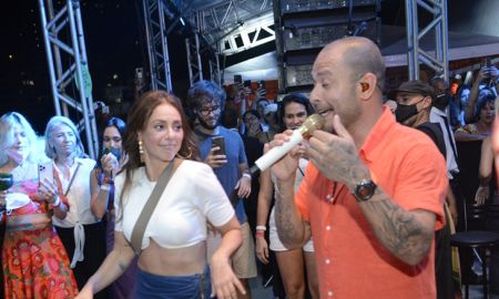 Apaixonado, Diogo Nogueira desce do palco e dança coladinho com Paolla Oliveira, veja!