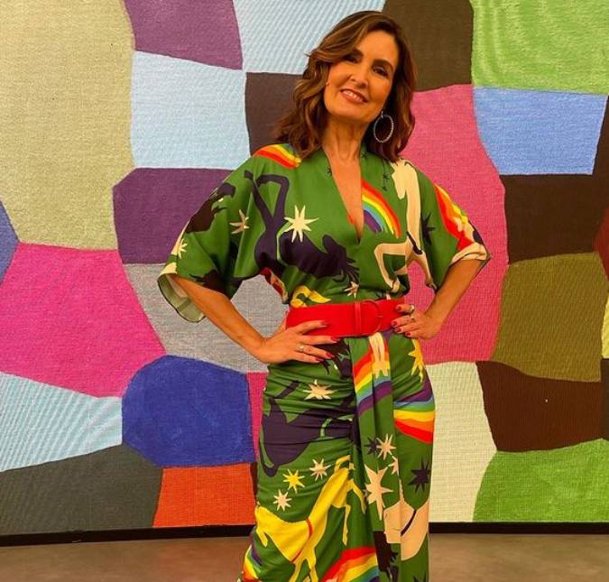 Fátima Bernardes começa <i>Encontro</i> falando sobre sua saída para comandar o <i>The Voice Brasil: -Estava querendo trazer meu outro pé para o entretenimento</i>