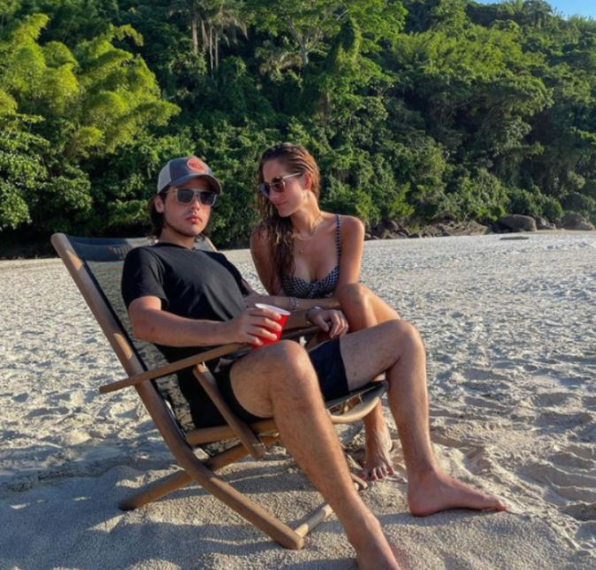 João Silva, filho de Fausto Silva, de 18 anos de idade que recentemente compartilhou uma foto ao lado da namorada. Ela é modelo de 33 anos de idade se chama Schynaider Moura. Apesar da modelo não ter completado 34 anos de idade ainda, vale lembrar que são cerca de 16 anos de diferença entre os pombinhos!