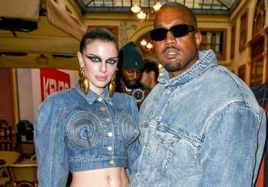 Kanye Ye West curte primeiro evento oficial ao lado de Julia Fox, em Paris
