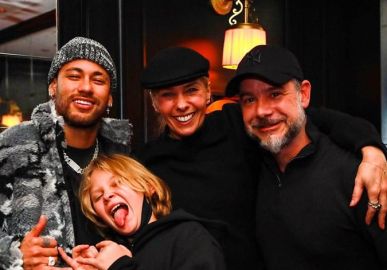 Adriane Galisteu e sua família posam ao lado de Neymar Jr. em despedida de Paris: <i>Foi demais</i>