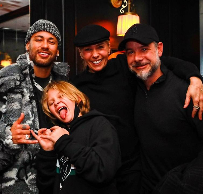 Adriane Galisteu e sua família posam ao lado de Neymar Jr. em despedida de Paris: <i>Foi demais</i>