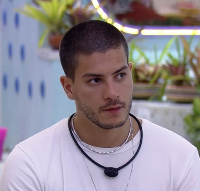 Arthur Aguiar é pego passando desodorante nas partes íntimas, veja!