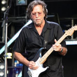 Eric Clapton faz novo comentário polêmico sobre vacinação contra a Covid-19